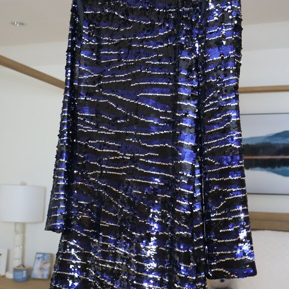 Small Shimmer Blue/Black Short Long-Sleeve Dress - Picture 5 of 6